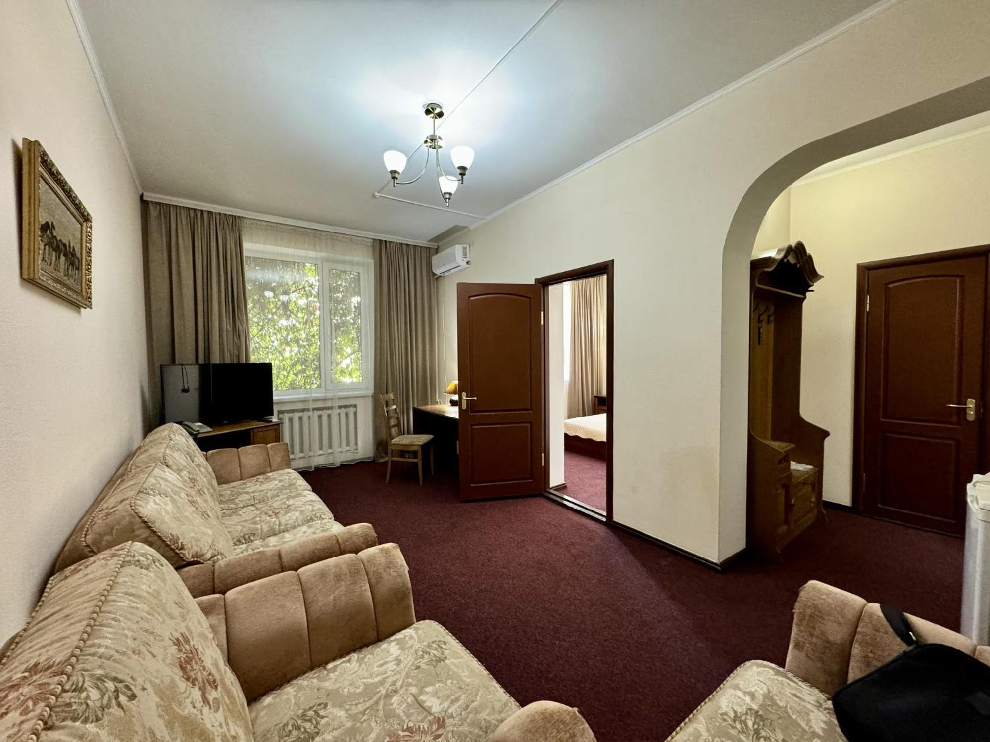 Hotel Zhambyl Taraz Exterior foto
