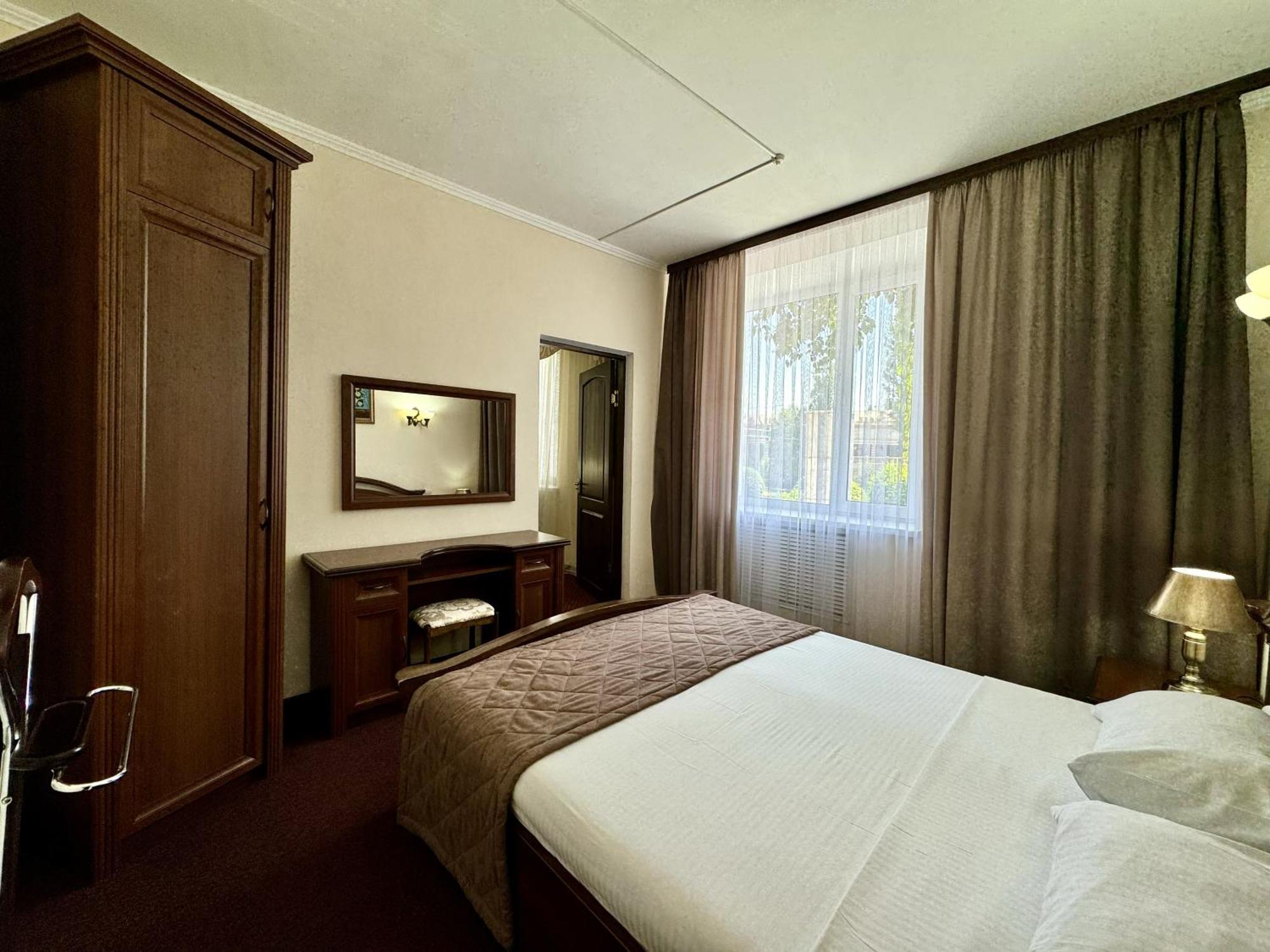 Hotel Zhambyl Taraz Exterior foto