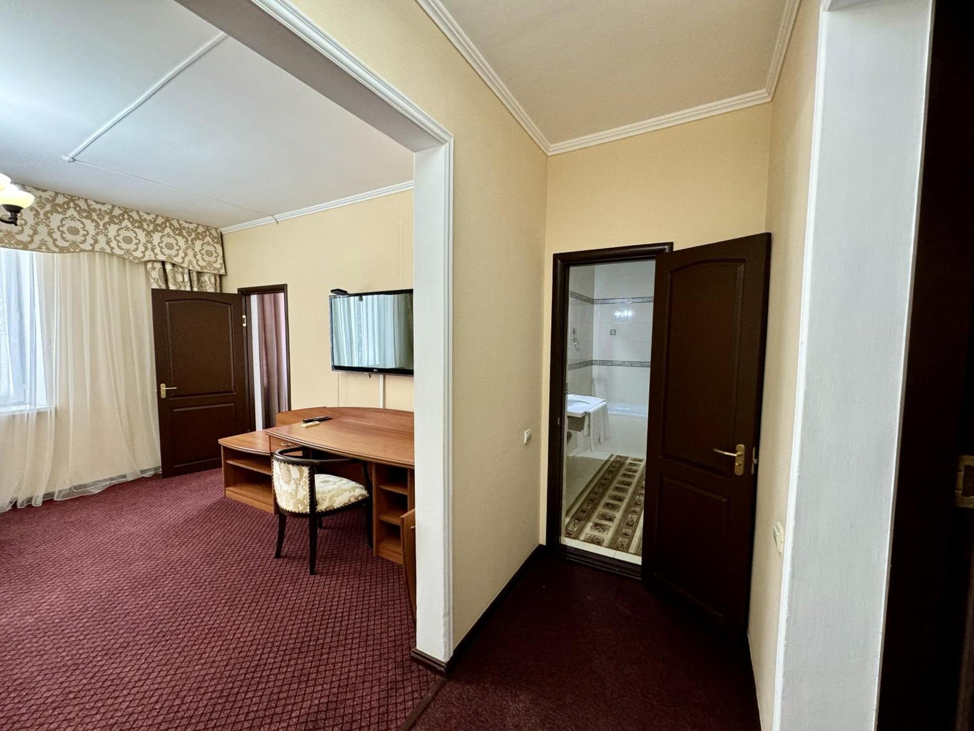 Hotel Zhambyl Taraz Exterior foto